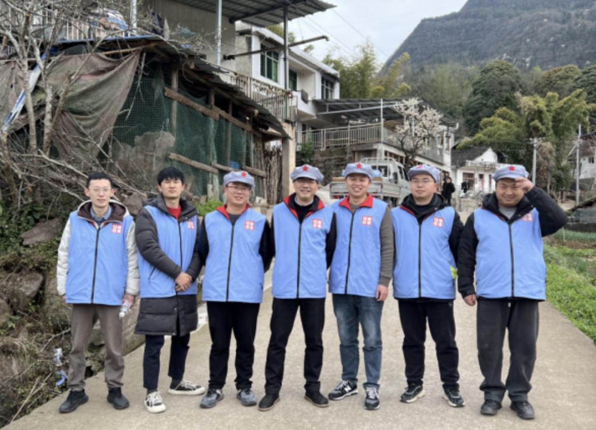 爱满红城系列慈善活动——山花烂漫学雷锋 红城先锋在行动